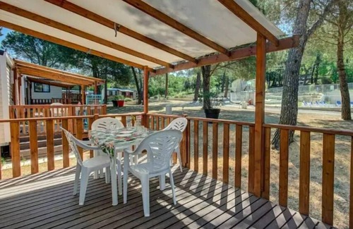 Mondragon House | Campsite La Pinède in Provence * - Mobile Home Aneth Plus 3 Rooms 4 People Air Conditioning + TV