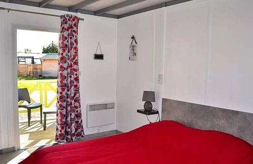 Beauvoir Hotel | Campsite Les Pommiers du Mont Saint Michel - Bedroom 2 rooms 2 adults 2 children - TV