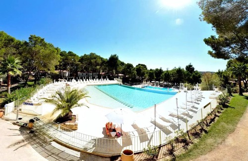 Castelnau-de-Guers House | Campsite Residential La Pinède * - Corsaire CONFORT -1 bedroom 20m2- *Clim, terrace, TV* 2 persons