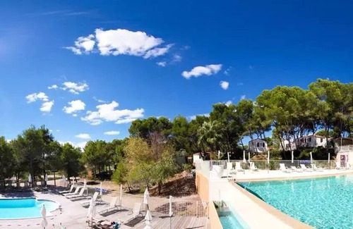 Castelnau-de-Guers House | Campsite Residential La Pinède * - Corsaire CONFORT -1 bedroom 20m2- *Clim, terrace, TV* 2 persons