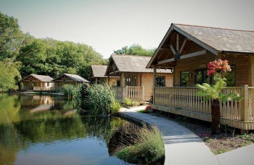 Nantgarw Hotel | Canada Lodge and Lake
