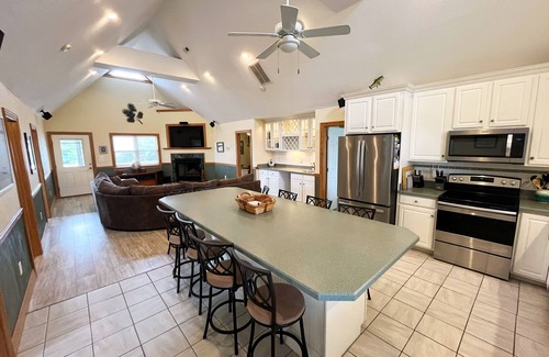 Avon House | Canal Front, All One level - 4 Bedroom House, Pool, Large Docks - The Kite Club
