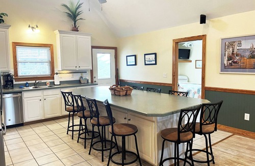Avon House | Canal Front, All One level - 4 Bedroom House, Pool, Large Docks - The Kite Club