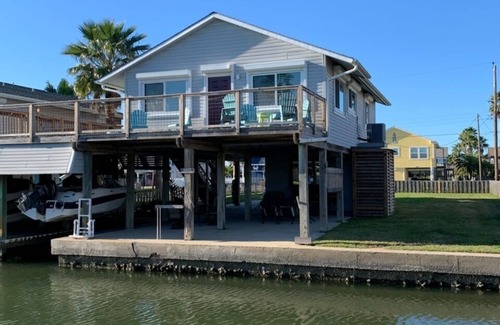 Jamaica Beach House | Canal House: Family Friendly, crabbing, fishing and more!