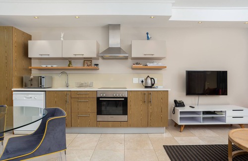 Victoria and Alfred Waterfront Apartment | Canal Quays 202