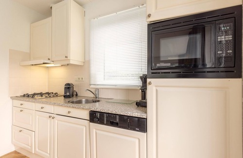 Eernewoude House | Canal-Side Bungalow Stay