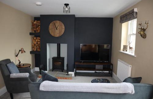 Blisworth House | Canal View Cottage with Log Fire & Parking