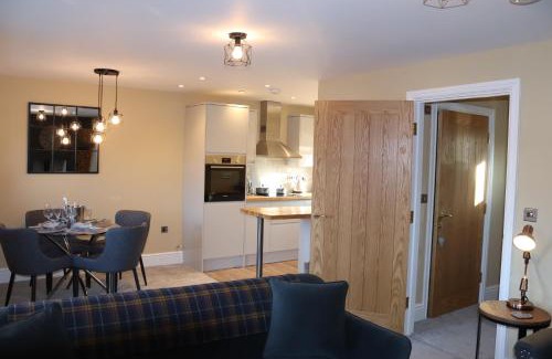 Blisworth House | Canal View Cottage with Log Fire & Parking