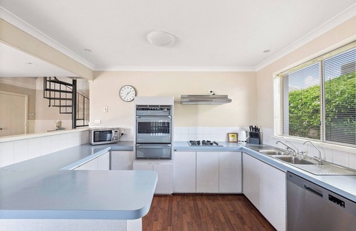 South Yunderup House | Canal view Fire pit Pet friendly Private Jetty Spacious Yard