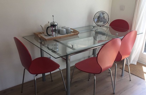 Landsmeer Cottage | Canalside Cottage with garden by the water. Near Amsterdam