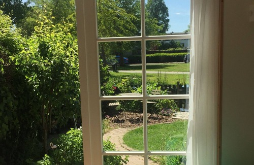 Landsmeer Cottage | Canalside Cottage with garden by the water. Near Amsterdam