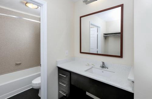 Dallas Hotel | Candlewood Suites Dallas Market Center-Love Field by IHG
