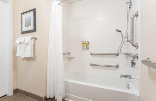 Eau Claire Hotel | Candlewood Suites Eau Claire I-94 by IHG