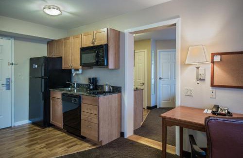 Windsor Locks Hotel | Candlewood Suites Windsor Locks by IHG