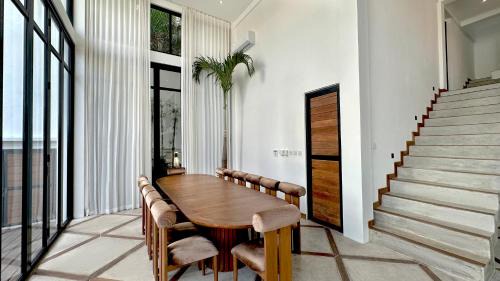 Batu Bolong Villa | Canggu Villa - 7BR Private Cook, Pool, Rooftop Cinema