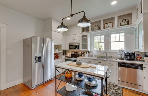 Canton House | Canton Home w/Porch < 1 Mile to First Monday!