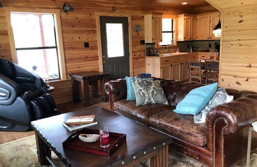 Van Zandt County Cabin | Canton Trade Days cabin! Romantic getaway!
