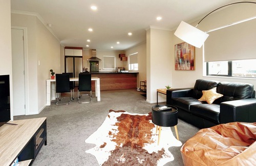 Hamilton House | Canvas of Comfort — A Modern Townhouse of Four Suites