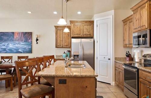 Washington House | Canyon Oasis 4 Bedroom Apts