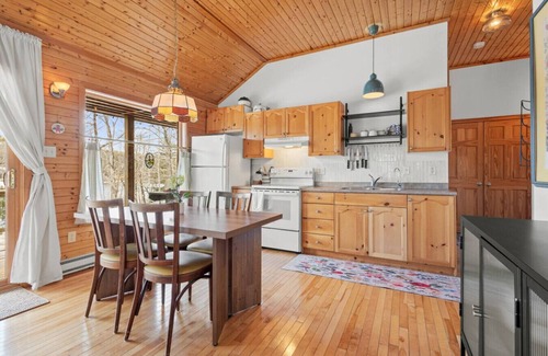 Smiths Corner House | Canyon Point Cozy Cottage -Hot tub-Lakefront