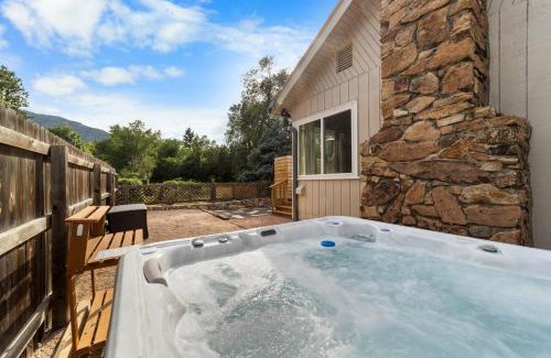 Broadmoor House | Canyon Retreat with Hot Tub 3min to Broadmoor