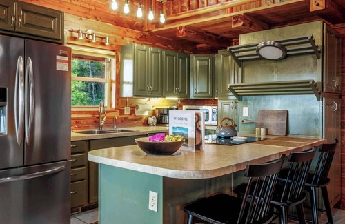 Jasper Cabin | Canyon's Edge Family Cabin- best scenic canyon views, hot tub & fire pit!