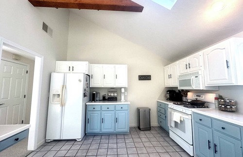 Bourne House | Cape Cod Beach House. 5 minute WALK to beach w/gas firepit and Central AC!