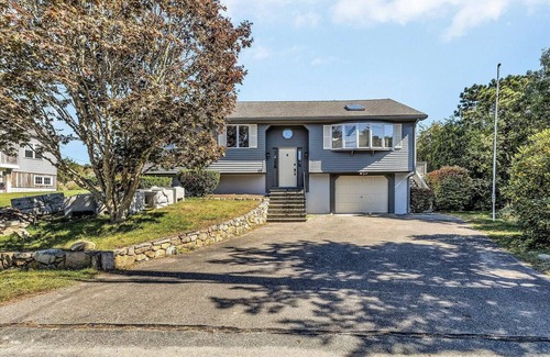 Bourne House | Cape Cod Beach House. 5 minute WALK to beach w/gas firepit and Central AC!