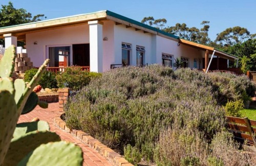 Helderberg Rural Cabin | CAPELANDS RESORT- Redstone