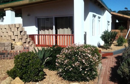 Helderberg Rural Cabin | CAPELANDS RESORT- Redstone