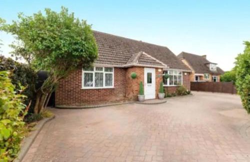Bray on Thames House | Capella - Peaceful, comfortable, rooms - Private Shower - Free Parking - Village Stay