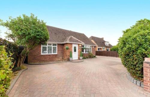 Bray on Thames House | Capella - Peaceful, comfortable, rooms - Private Shower - Free Parking - Village Stay