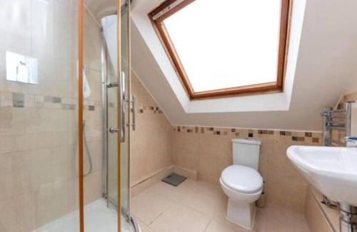 Bray on Thames House | Capella - Peaceful, comfortable, rooms - Private Shower - Free Parking - Village Stay