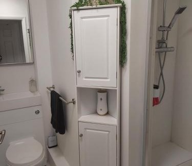 Bray on Thames House | Capella - Peaceful, comfortable, rooms - Private Shower - Free Parking - Village Stay