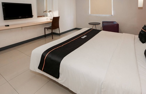 Mangga Besar Hotel | Capital O 93347 Glodok Inn By NAM Near Glodok Plaza