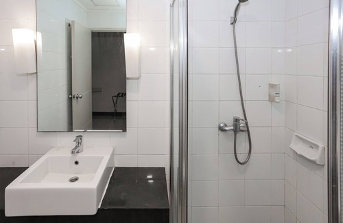 Mangga Besar Hotel | Capital O 93347 Glodok Inn By NAM Near Glodok Plaza