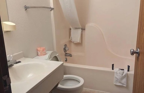 Kingdom City Hotel | Capital O Amerihost Inn and Suites Kingdom City Hwy 54 MO