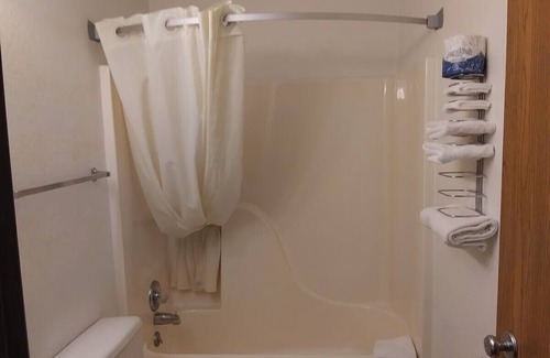 Kingdom City Hotel | Capital O Amerihost Inn and Suites Kingdom City Hwy 54 MO