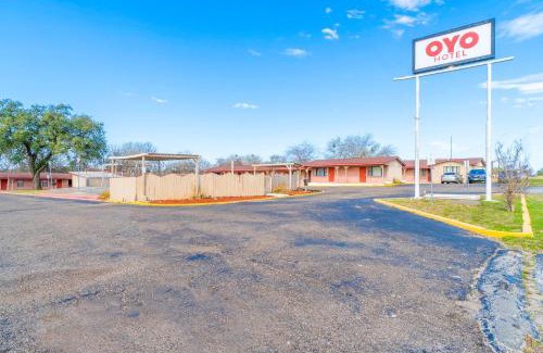 Beeville Hotel | Capital O Hotel Beeville -US 181