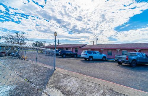 Beeville Hotel | Capital O Hotel Beeville -US 181
