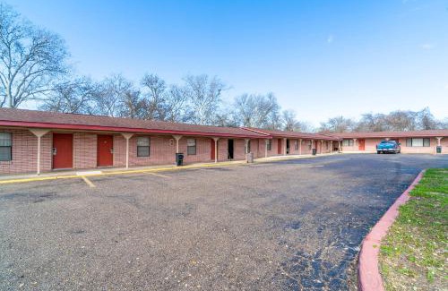 Beeville Hotel | Capital O Hotel Beeville -US 181