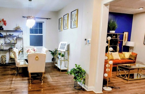 Indianapolis House | Capitol House "Sophisticated Comfort, Tasteful Tranquility, Culinary Elegance"