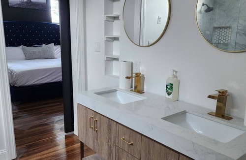 Indianapolis House | Capitol House "Sophisticated Comfort, Tasteful Tranquility, Culinary Elegance"
