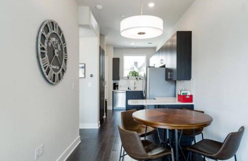 West End House | Capitol View Condos by One Fine Bnb - Paramount