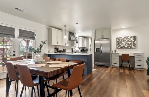Northport House | Capstone Manor Luxe Design 3bd2ba No Fees Central yet Tranquil