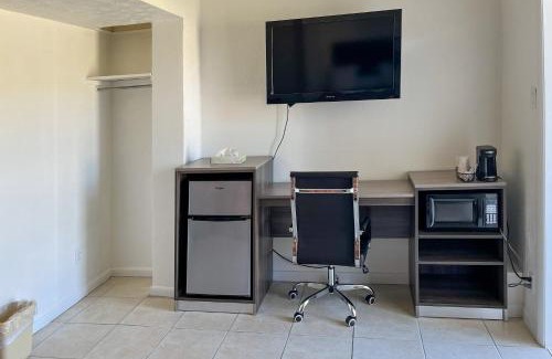 Everglades City Hotel | Captain's Table Hotel by Everglades Adventures