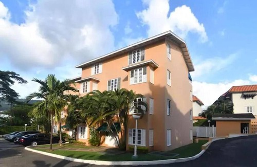 Saint Andrew Apartment | Captivating 1-Bed Ravinia Apartment in Kingston