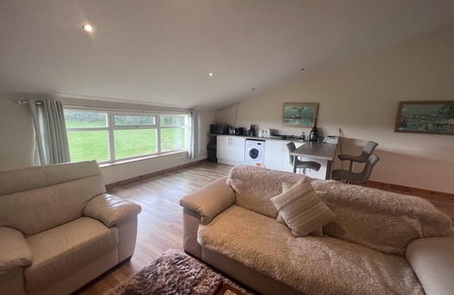 Motherwell Apartment | Captivating 2 Bed Apartment in Newhouse