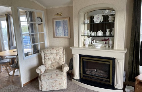 Caergeiliog Ski Chalet | Captivating 2-Bed Static Caravan on Private land