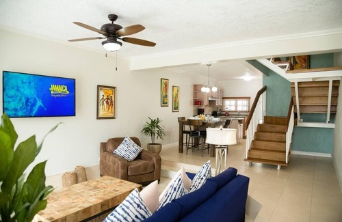 Kingston House | Captivating 2-Bed Town-House in Kingston